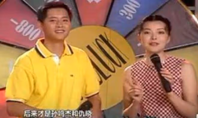 周冰倩開百萬豪車出行!湖南台昔日一哥罕露面,身材發福認不出