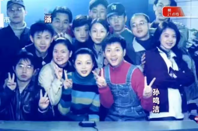 周冰倩開百萬豪車出行!湖南台昔日一哥罕露面,身材發福認不出