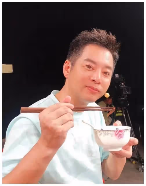 周冰倩開百萬豪車出行!湖南台昔日一哥罕露面,身材發福認不出