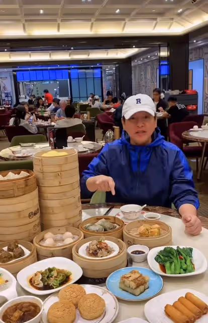 周冰倩開百萬豪車出行!湖南台昔日一哥罕露面,身材發福認不出
