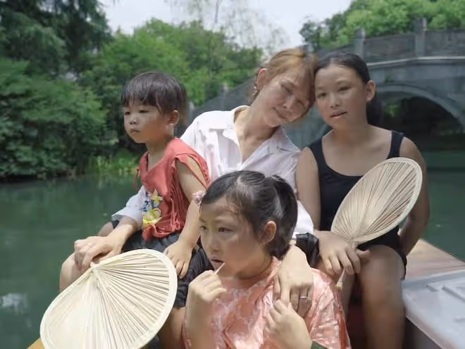 張晉一家游西湖,蔡少芬純素顏出鏡消瘦憔悴,三個孩子同框太有愛