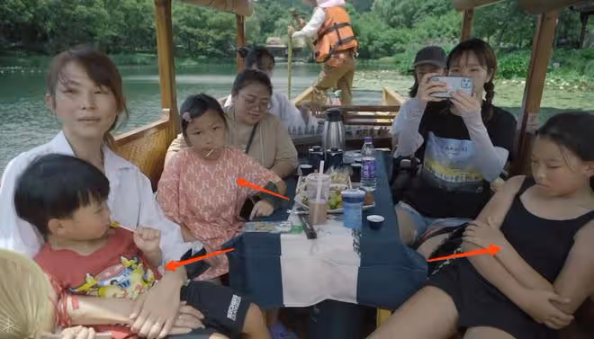 張晉一家游西湖,蔡少芬純素顏出鏡消瘦憔悴,三個孩子同框太有愛
