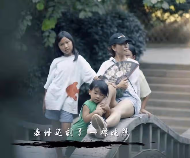 張晉一家游西湖,蔡少芬純素顏出鏡消瘦憔悴,三個孩子同框太有愛