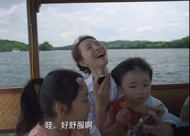 張晉一家游西湖,蔡少芬純素顏出鏡消瘦憔悴,三個孩子同框太有愛