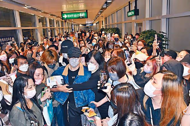 自己爆返港消息,AL Jeremy逾300粉絲接機惹機場大混亂