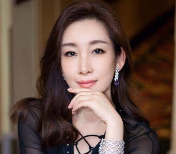 她被稱「最丑影后」，兩段豪門戀情均被拋棄，嫁二婚丈夫寵成公主
