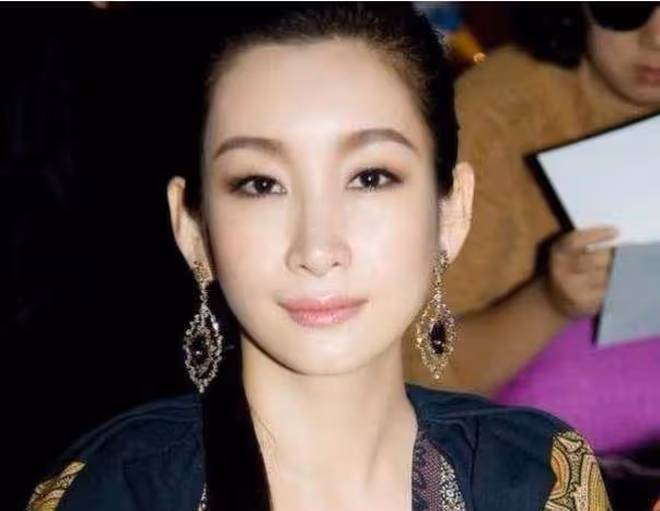 她被稱「最丑影后」,兩段豪門戀情均被拋棄,嫁二婚丈夫寵成公主