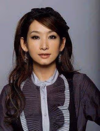 她被稱「最丑影后」,兩段豪門戀情均被拋棄,嫁二婚丈夫寵成公主