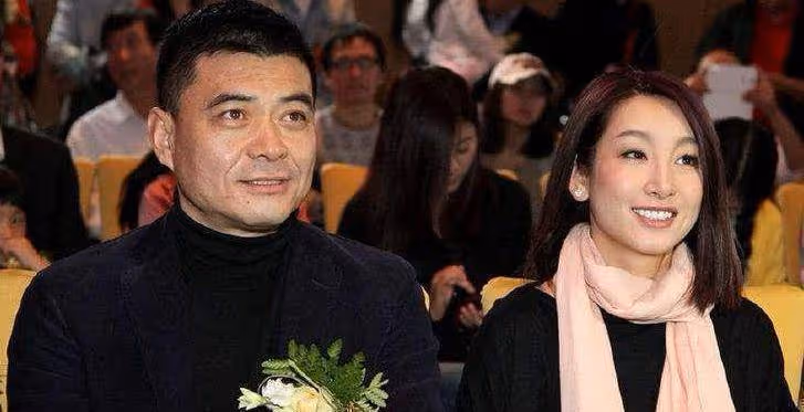她被稱「最丑影后」,兩段豪門戀情均被拋棄,嫁二婚丈夫寵成公主