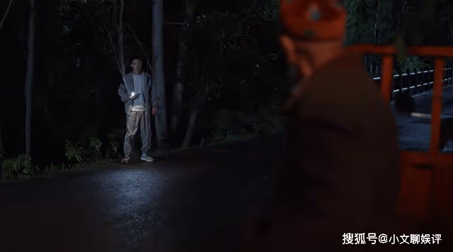 《我們這十年》熱愛篇：比師生情更打動人的，是在深夜的神秘老人