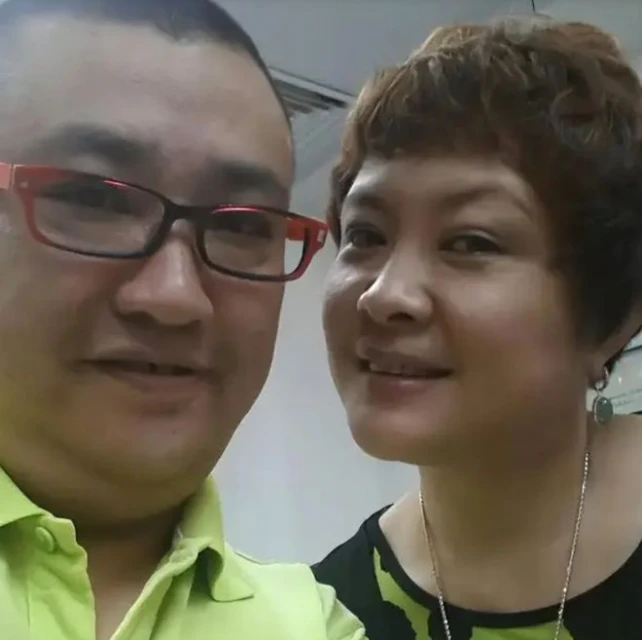 51歲演員陳堅雄突傳死訊!因心梗猝死在車內,女兒下個月5歲生日
