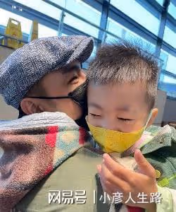 明道曬2歲兒子正面，父子久別重逢緊緊相擁，或留小孩在上海生活