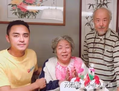 明道曬2歲兒子正面，父子久別重逢緊緊相擁，或留小孩在上海生活