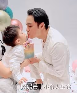 明道曬2歲兒子正面，父子久別重逢緊緊相擁，或留小孩在上海生活