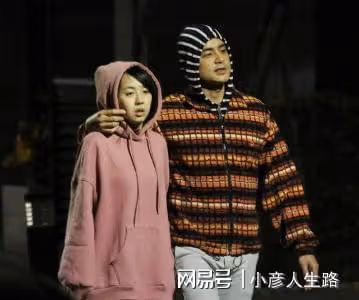 明道曬2歲兒子正面，父子久別重逢緊緊相擁，或留小孩在上海生活