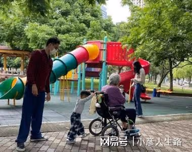 明道曬2歲兒子正面,父子久別重逢緊緊相擁,或留小孩在上海生活