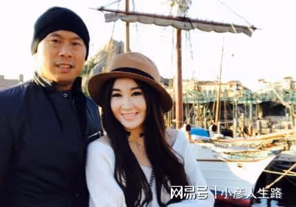 溫碧霞現身四川吃火鍋,身材纖細皮膚白皙,和富商老公感情甜蜜