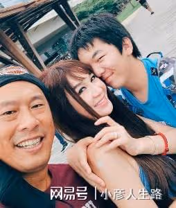 溫碧霞現身四川吃火鍋,身材纖細皮膚白皙,和富商老公感情甜蜜