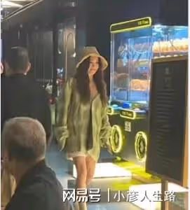 溫碧霞現身四川吃火鍋,身材纖細皮膚白皙,和富商老公感情甜蜜