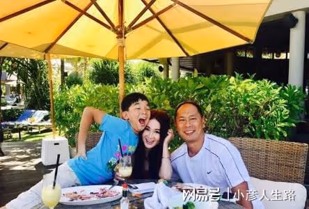 溫碧霞現身四川吃火鍋,身材纖細皮膚白皙,和富商老公感情甜蜜