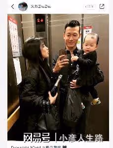 朱珠久違曬全家福,1歲王珠寶頭髮稀疏軟萌可愛,長得不像媽媽