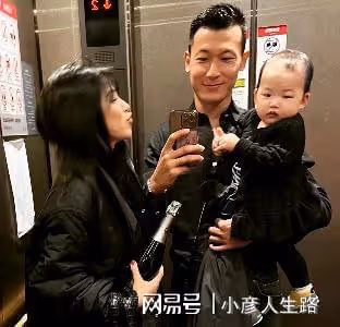 朱珠久違曬全家福,1歲王珠寶頭髮稀疏軟萌可愛,長得不像媽媽