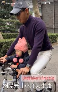 朱珠久違曬全家福,1歲王珠寶頭髮稀疏軟萌可愛,長得不像媽媽