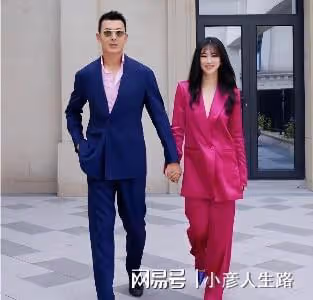 朱珠久違曬全家福,1歲王珠寶頭髮稀疏軟萌可愛,長得不像媽媽