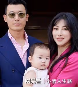 朱珠久違曬全家福,1歲王珠寶頭髮稀疏軟萌可愛,長得不像媽媽