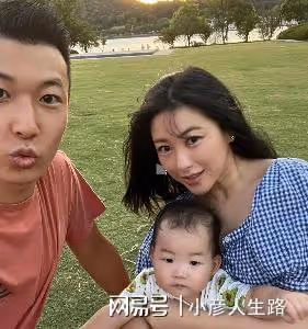 朱珠久違曬全家福,1歲王珠寶頭髮稀疏軟萌可愛,長得不像媽媽