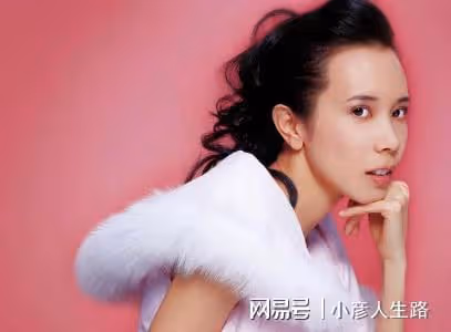 莫文蔚曬出和老公自駕游視頻,做3個孩子的後媽,11年仍恩愛幸福