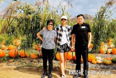 48歲徐靜蕾罕曬和父母合影!小腹凸起疑懷孕,還自學廚藝變大廚