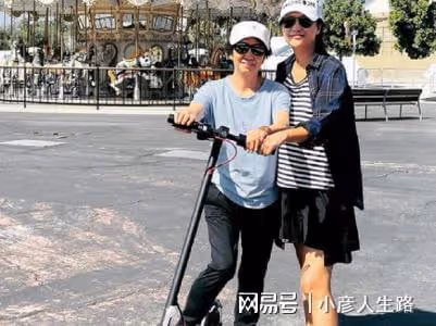 48歲徐靜蕾罕曬和父母合影!小腹凸起疑懷孕,還自學廚藝變大廚