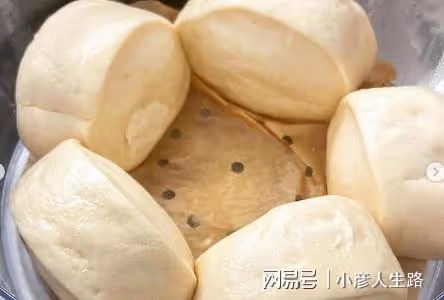 48歲徐靜蕾罕曬和父母合影!小腹凸起疑懷孕,還自學廚藝變大廚