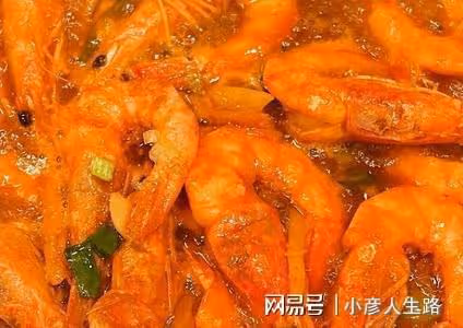 48歲徐靜蕾罕曬和父母合影!小腹凸起疑懷孕,還自學廚藝變大廚