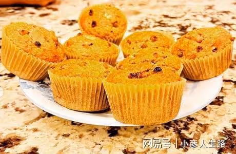48歲徐靜蕾罕曬和父母合影!小腹凸起疑懷孕,還自學廚藝變大廚