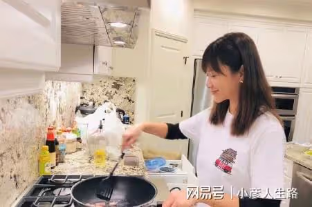 48歲徐靜蕾罕曬和父母合影!小腹凸起疑懷孕,還自學廚藝變大廚