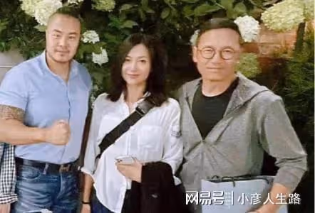 48歲徐靜蕾罕曬和父母合影!小腹凸起疑懷孕,還自學廚藝變大廚