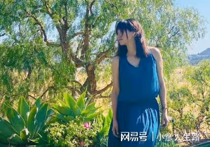 48歲徐靜蕾罕曬和父母合影!小腹凸起疑懷孕,還自學廚藝變大廚