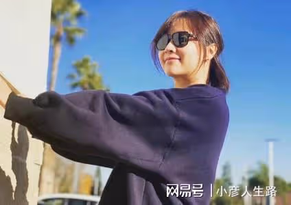 48歲徐靜蕾罕曬和父母合影!小腹凸起疑懷孕,還自學廚藝變大廚