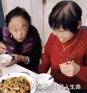 李玉成請馬玉琴妹妹吃家常菜,一直勸小姨子多吃,妹妹害羞不抬頭