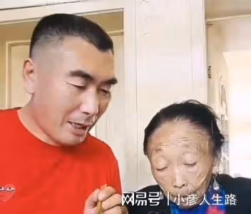 李玉成請馬玉琴妹妹吃家常菜,一直勸小姨子多吃,妹妹害羞不抬頭