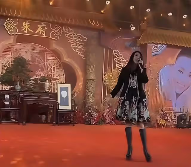 知名港星近況曝光!現身江蘇跑商演,與孫興合唱為富豪賀壽