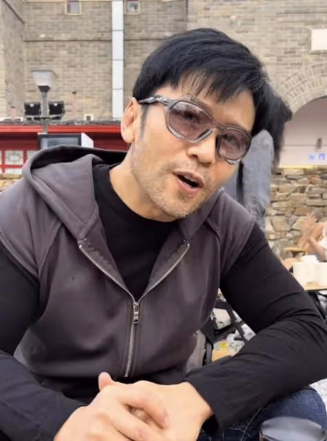 罕見秀恩愛!52歲知名港星因一段片泄密,疑與山東女友過同居生活