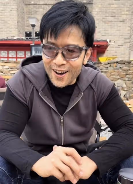罕見秀恩愛!52歲知名港星因一段片泄密,疑與山東女友過同居生活