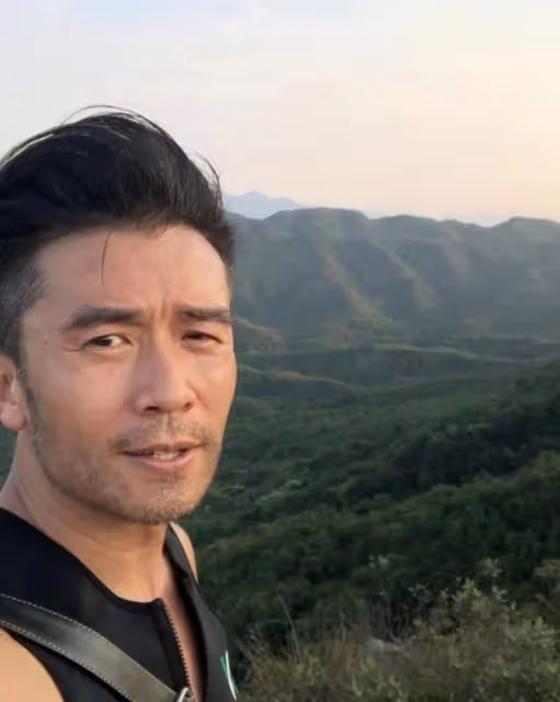 罕見秀恩愛!52歲知名港星因一段片泄密,疑與山東女友過同居生活