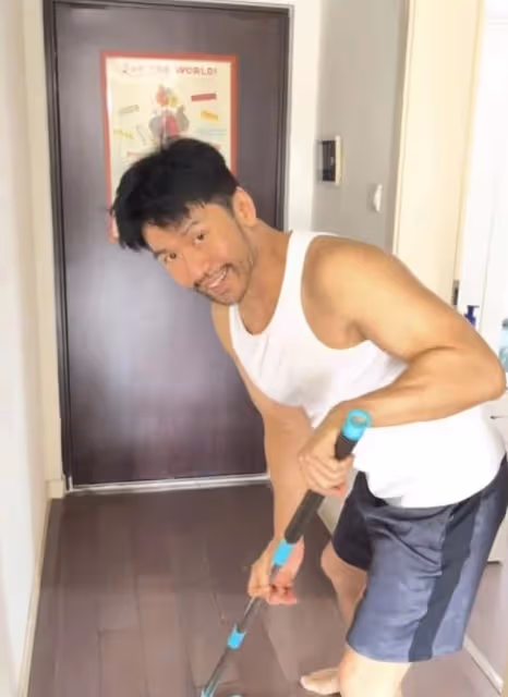 罕見秀恩愛!52歲知名港星因一段片泄密,疑與山東女友過同居生活
