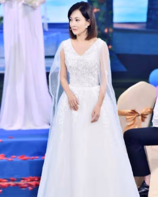 牛莉穿衣好大膽，半開叉長裙秀大長腿，與李小冉站一起不似48歲