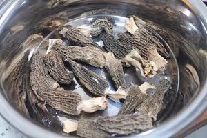 羊肚菌燉雞湯