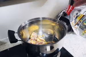 羊肚菌燉雞湯